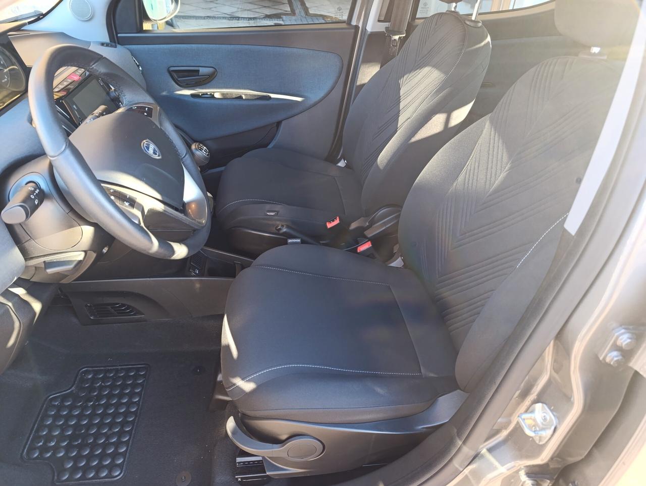 Lancia Ypsilon 1.0 S&S Hybrid Gold --6000 km--