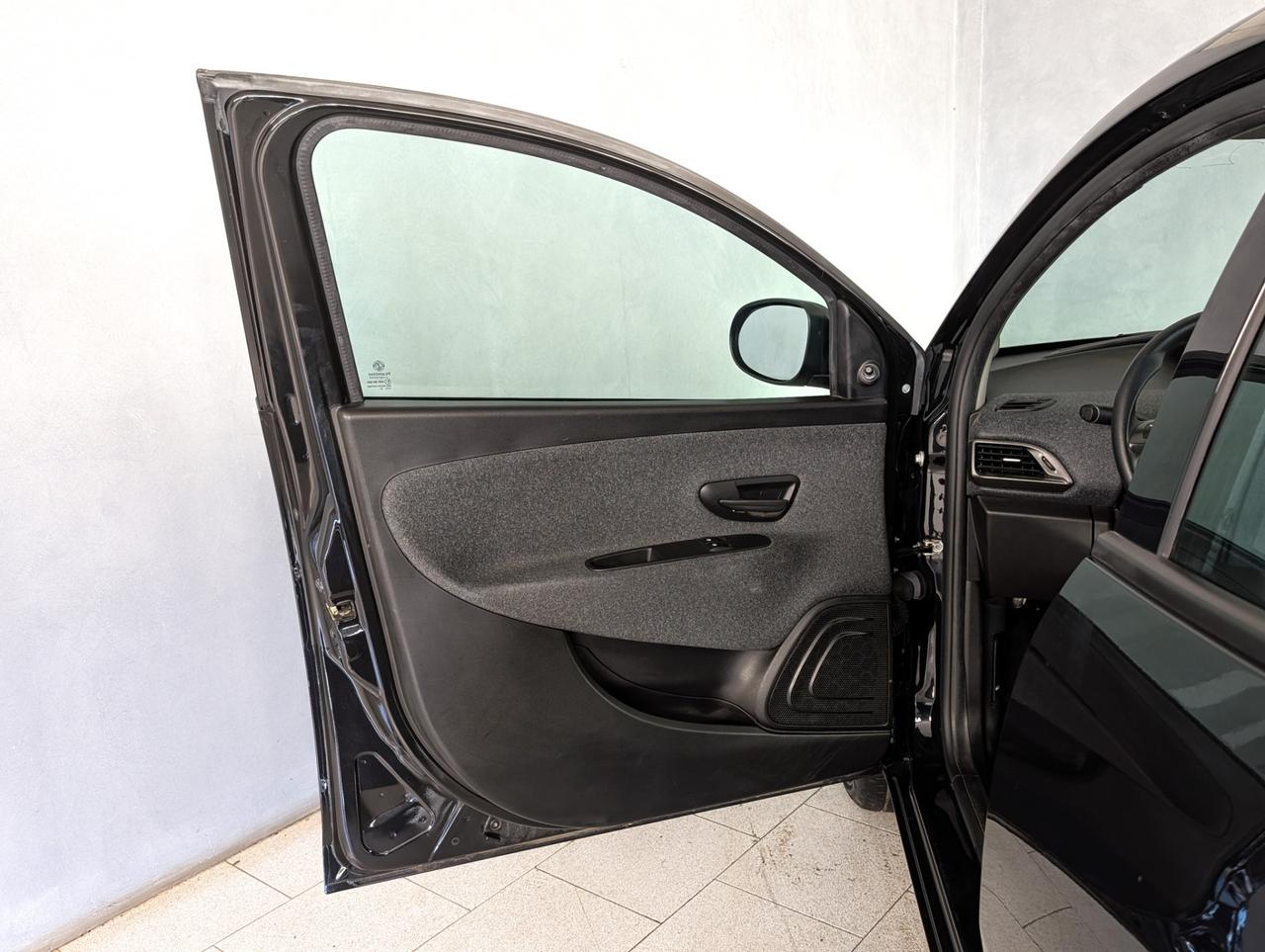 Lancia Ypsilon 1.0 Hybrid 70cv Silver