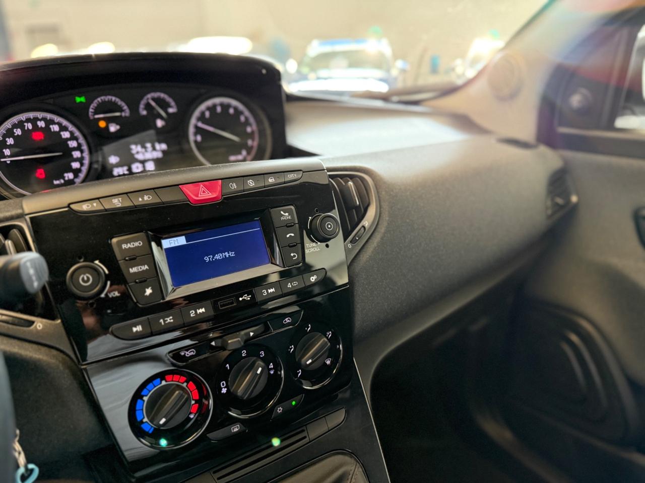 Lancia Ypsilon 1.0 FireFly 5 porte S&S Hybrid Ecochic Silver