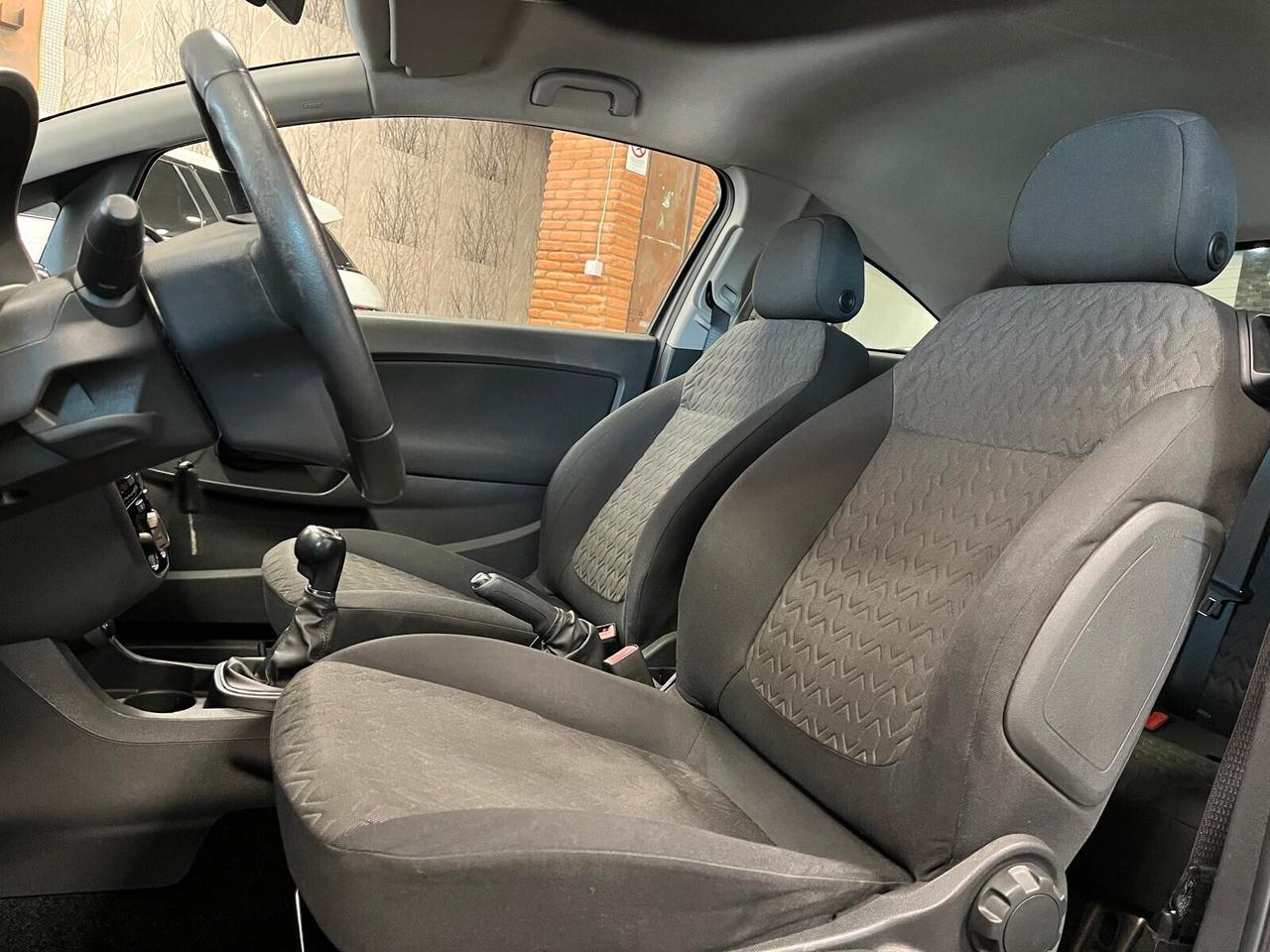 Opel Corsa 1.2 3 porte b-color