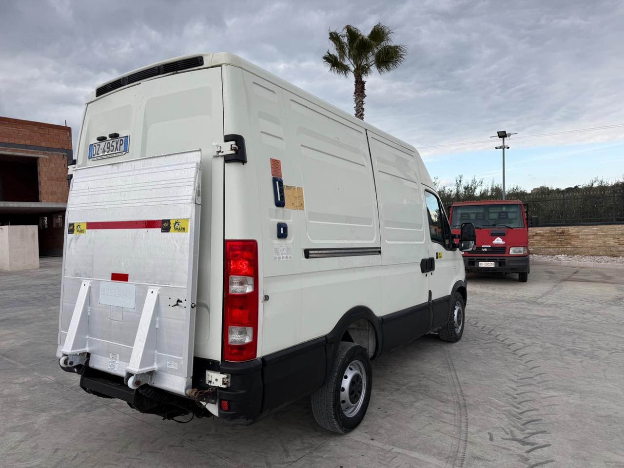 Trattore iveco Daily furgonato con sponda idraulica 10 quintali