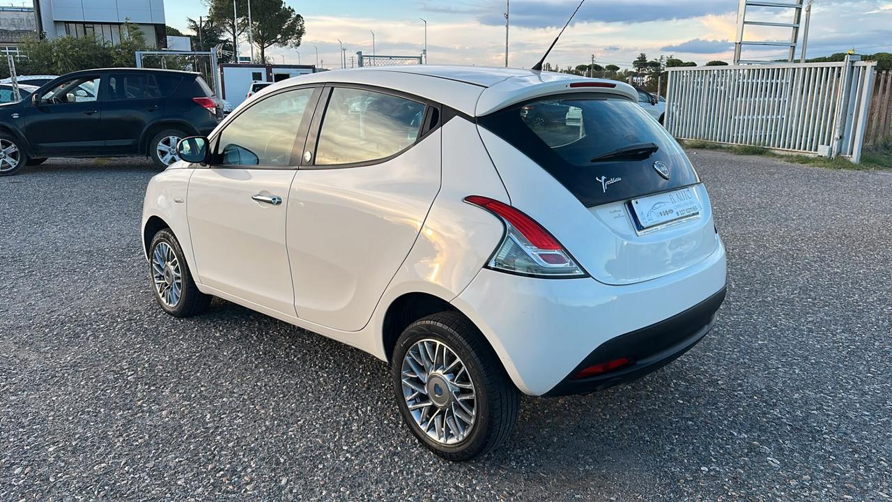 Lancia Ypsilon 0.9 TwinAir 85 CV 5 porte Metano Ecochic Silver