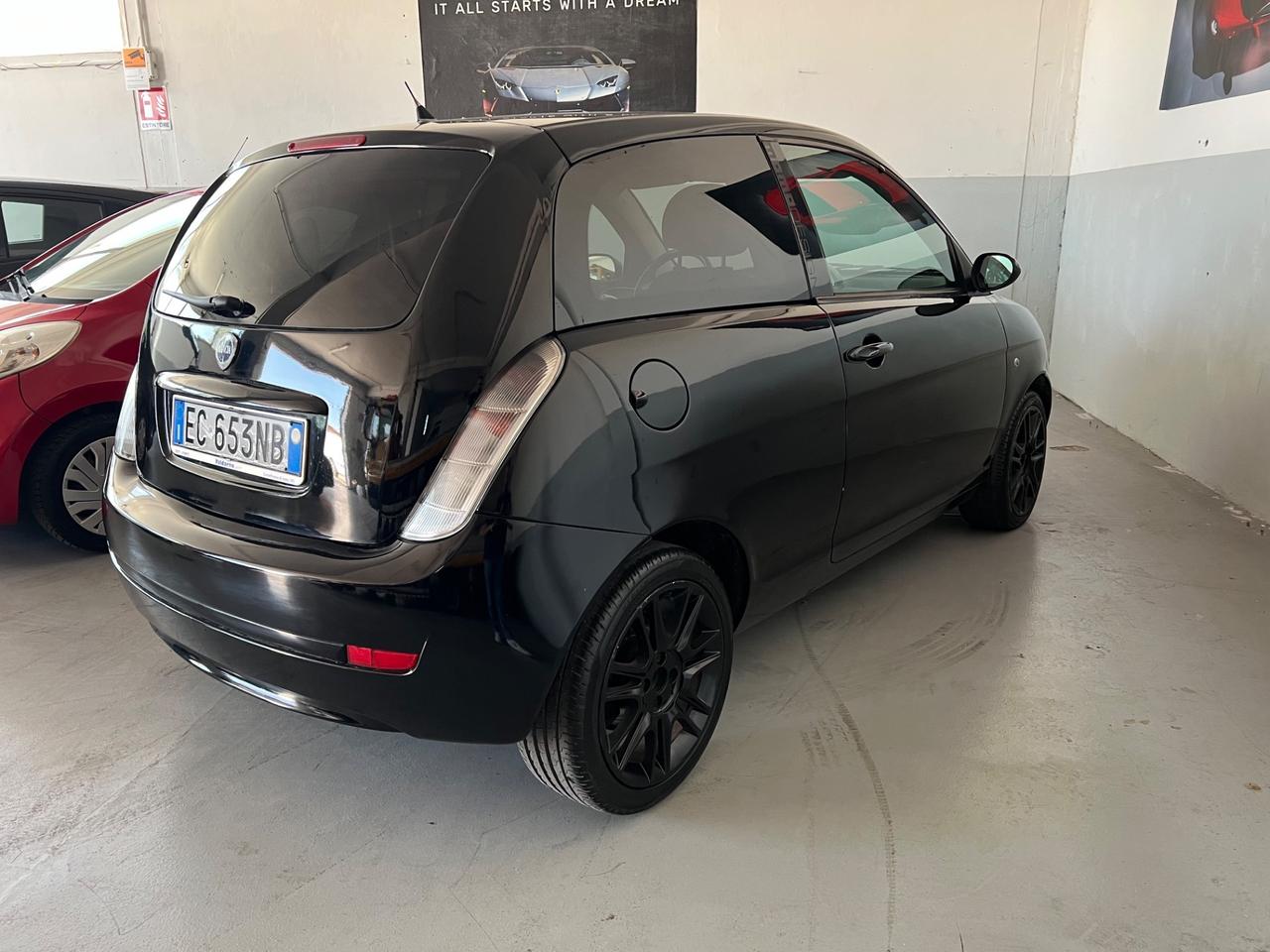 Lancia Ypsilon 1.3 MJT 75 CV MomoDesign