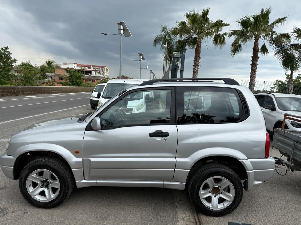 Suzuki Grand Vitara con carrello autocarro GPL