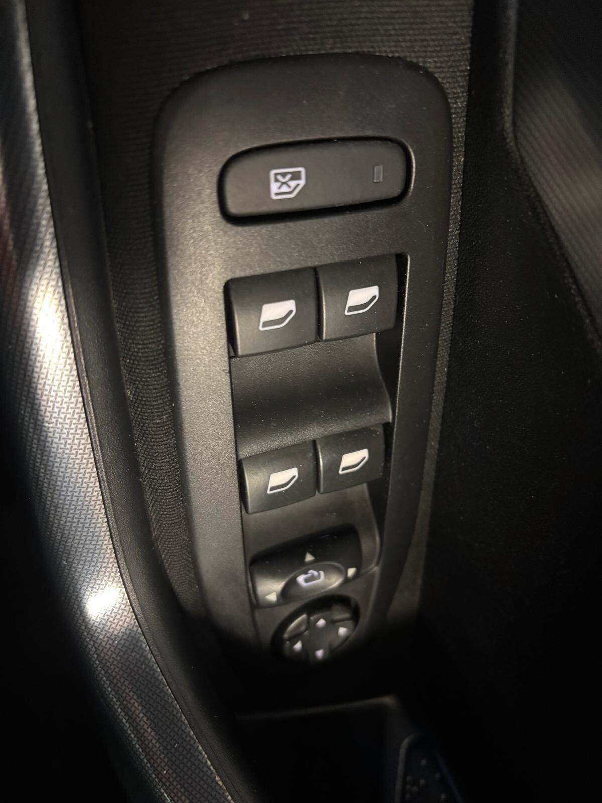 PEUGEOT 2008 DS 1.6 ADATTA NEOPATENTATI KM 131 MILA