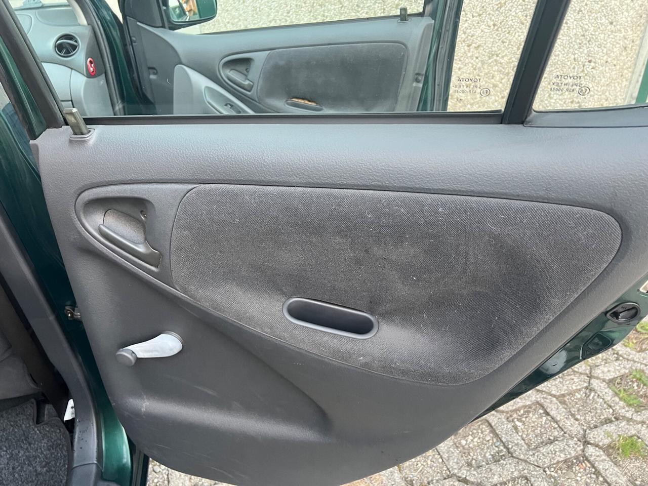 Toyota Yaris 1.0i 16V cat 5 porte Sol