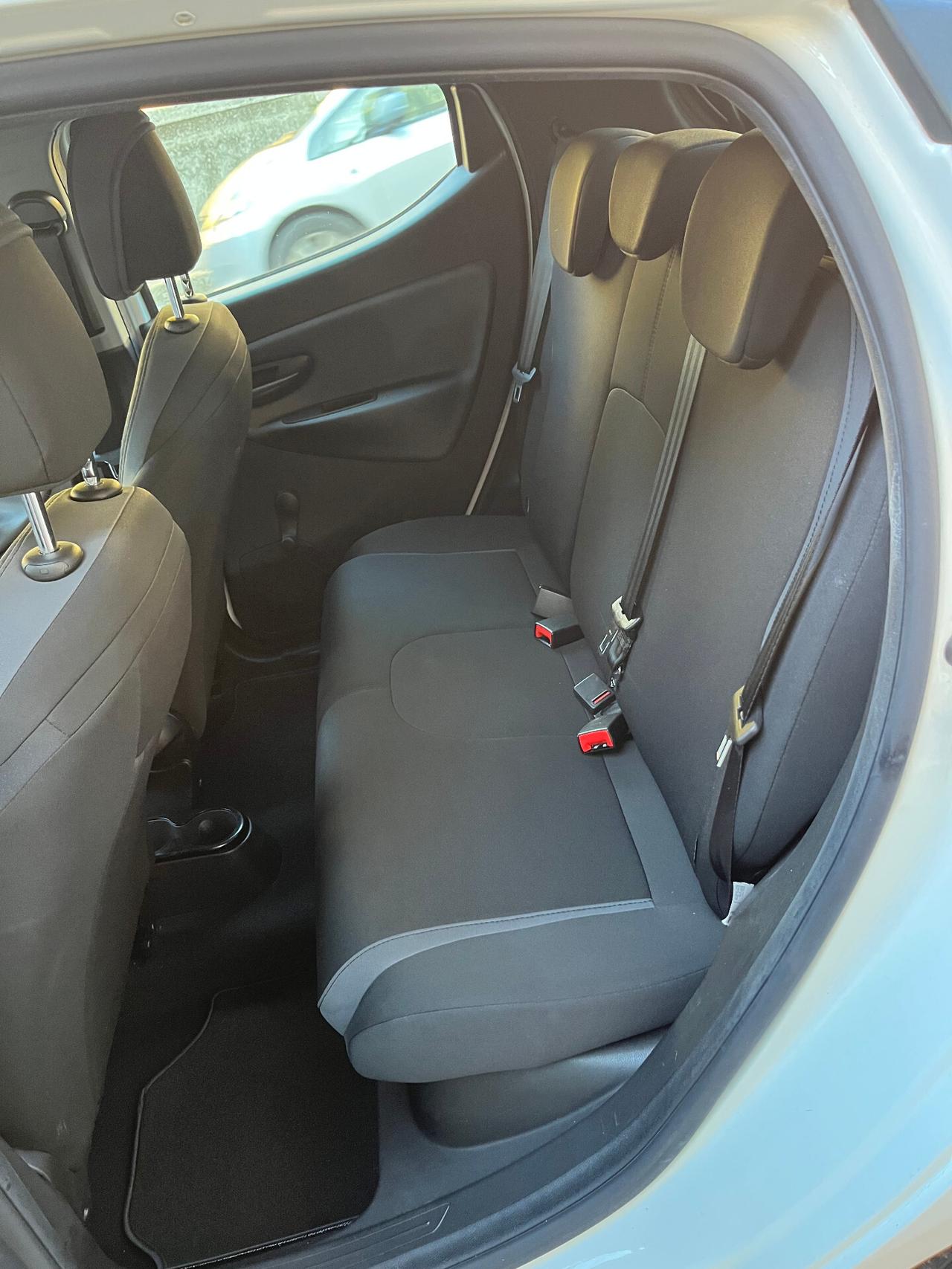 LANCIA YPSILON 1.2 BENZINA 5 PORTE - ANCHE PER NEOPATENTATI - 2017 - DISTRIBUZIONE APPENA SOSTITUITA