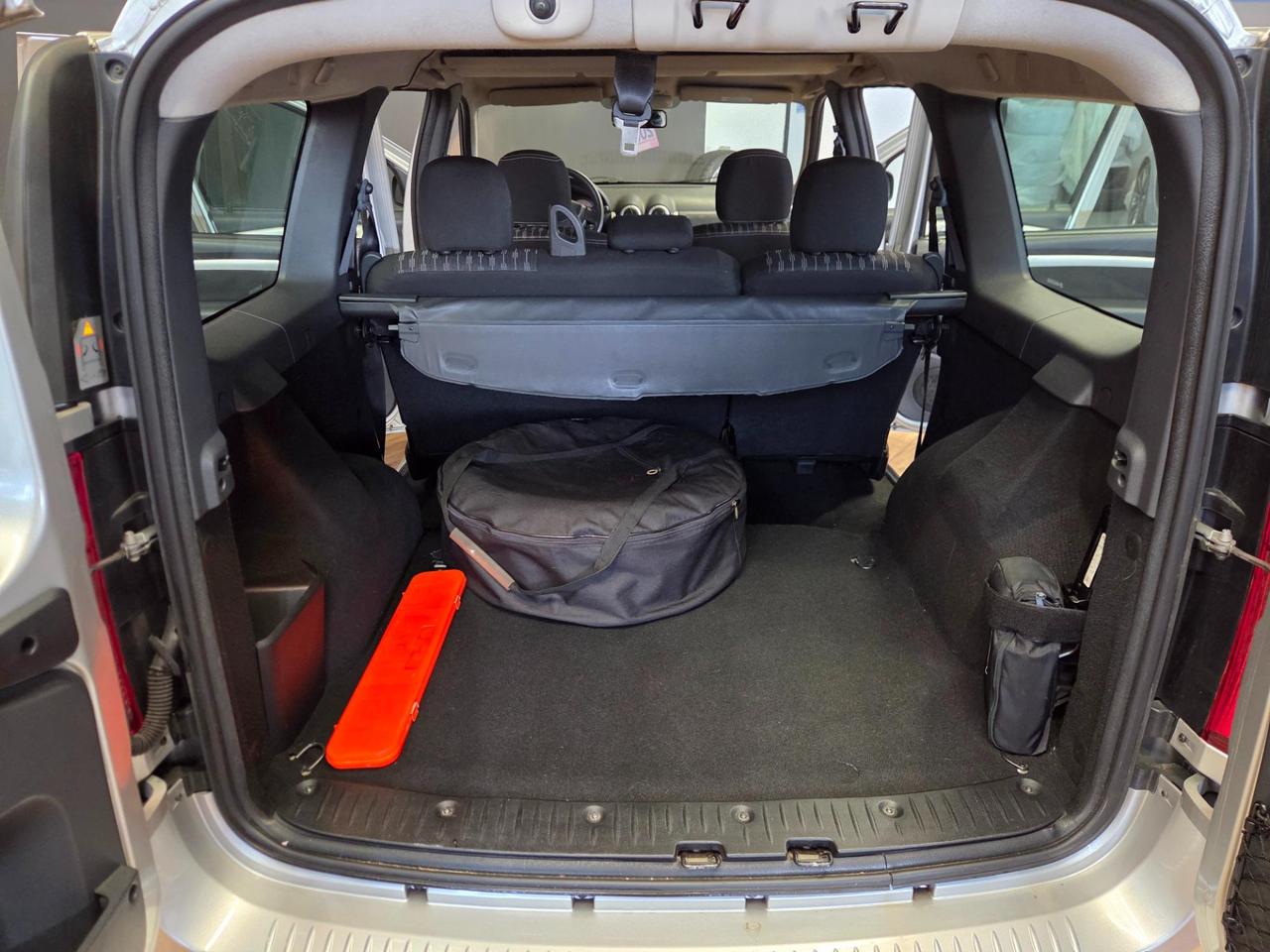 Dacia Logan MCV 1.6 Embleme (blackline) Gpl .ti