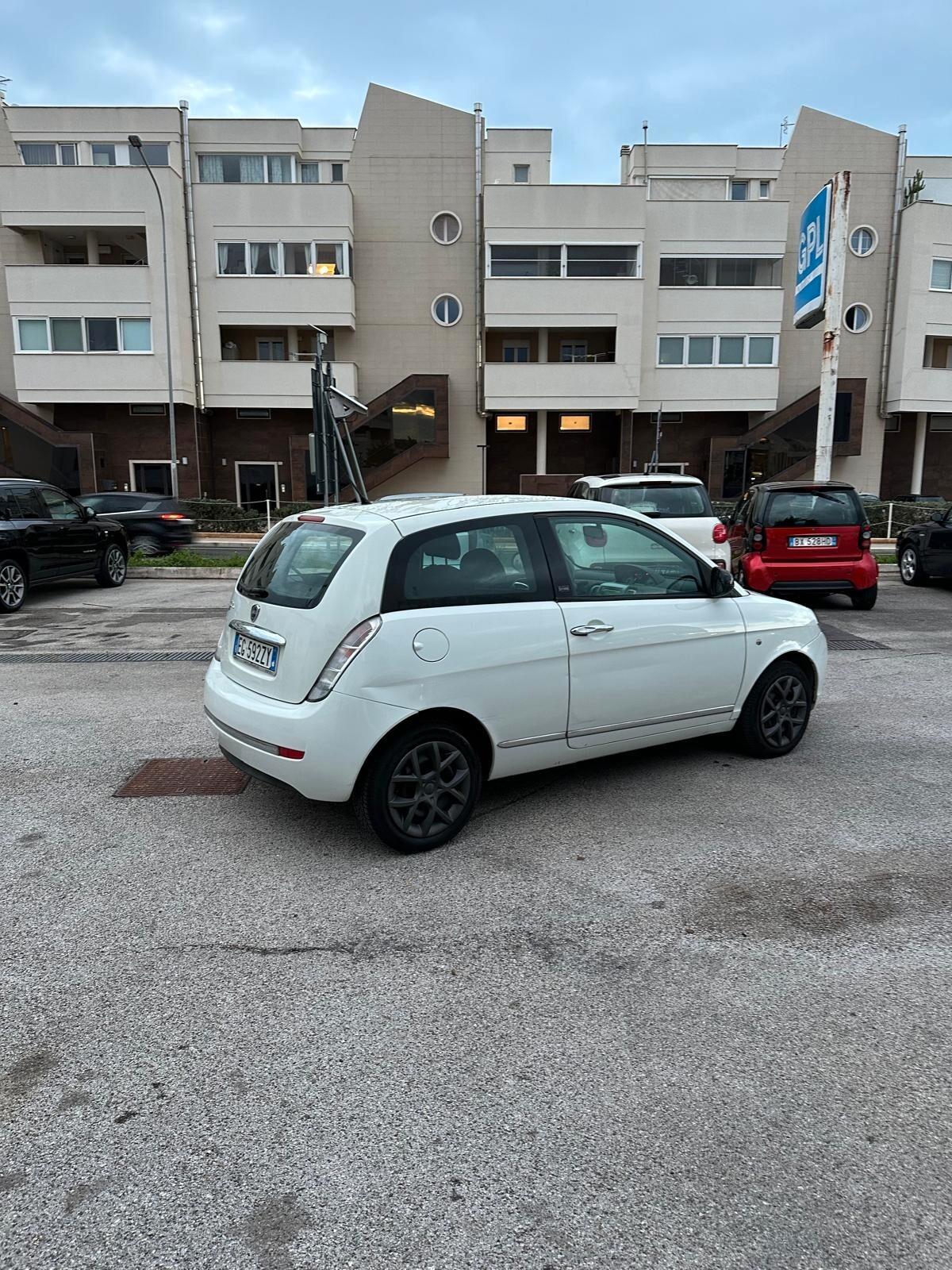 Lancia Ypsilon 1.2 69 CV Unyca