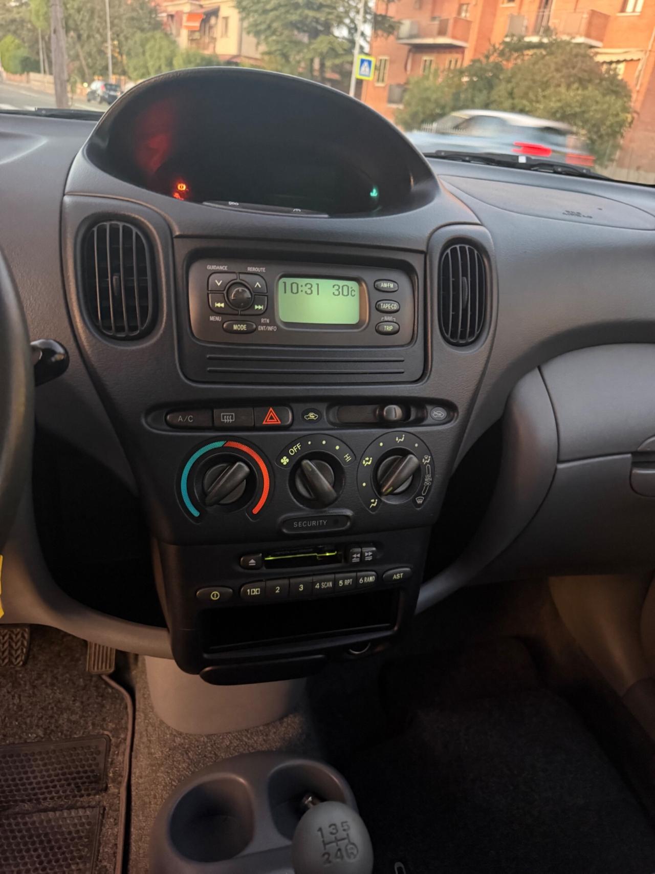 Toyota Yaris 1.3i 16V cat 5 porte Luna