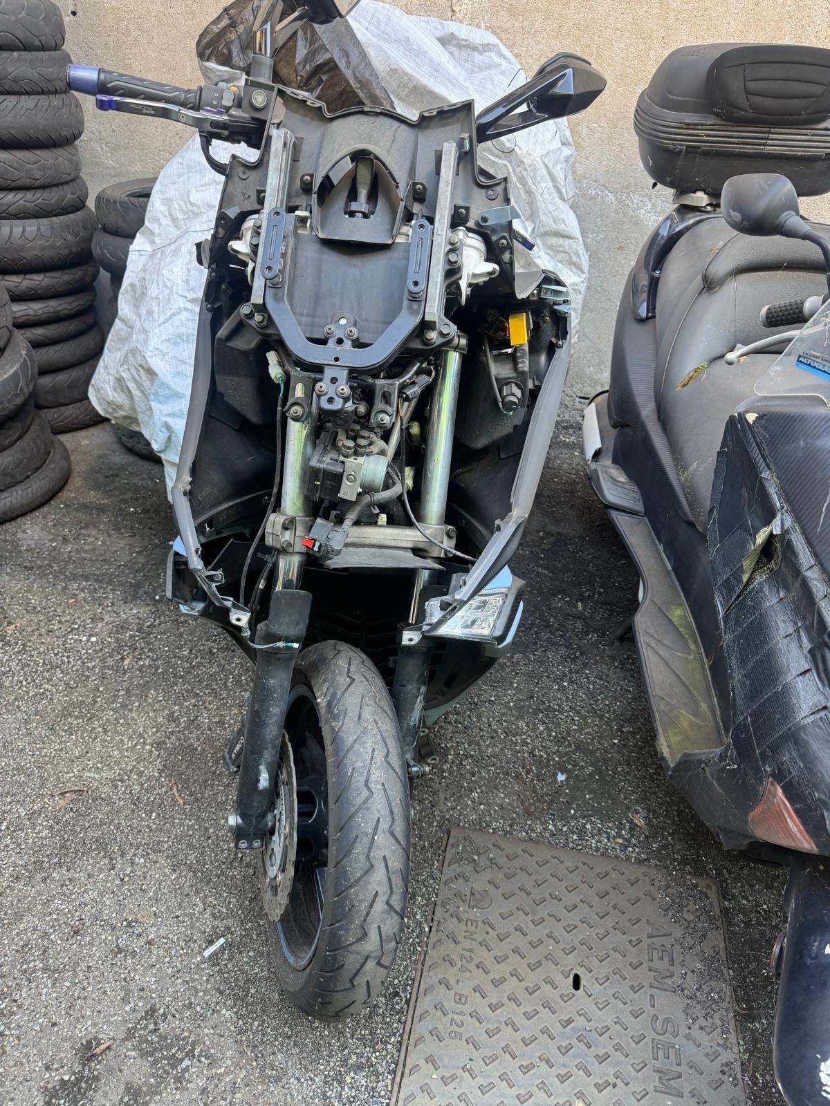 Kymco Xciting 400i Incindentato