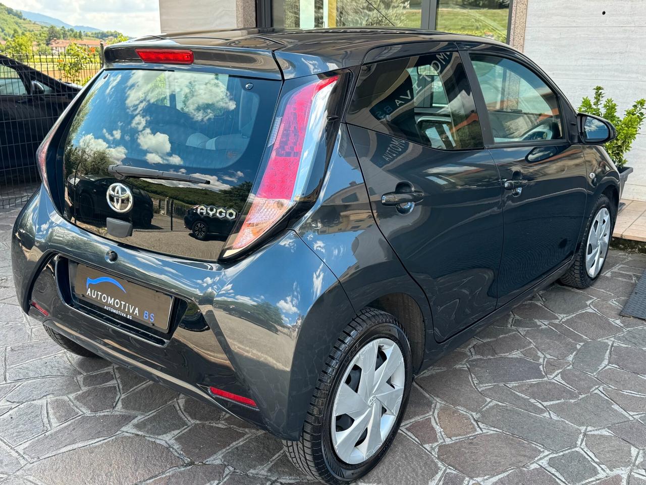 Toyota Aygo 1.0 VVT-i 69 CV 5 porte x-play MMT AUTOMATICA