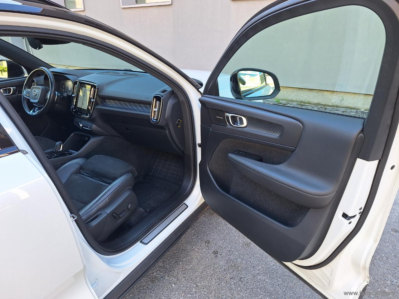 VOLVO XC40 D4 AWD R-design TETTO TAGLIANDI VOLVO UFF 360