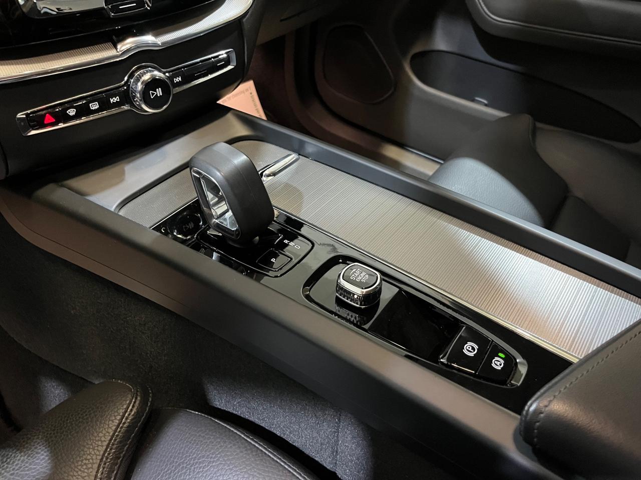 Volvo XC60 B4 (d) AWD automatico Ultimate Dark