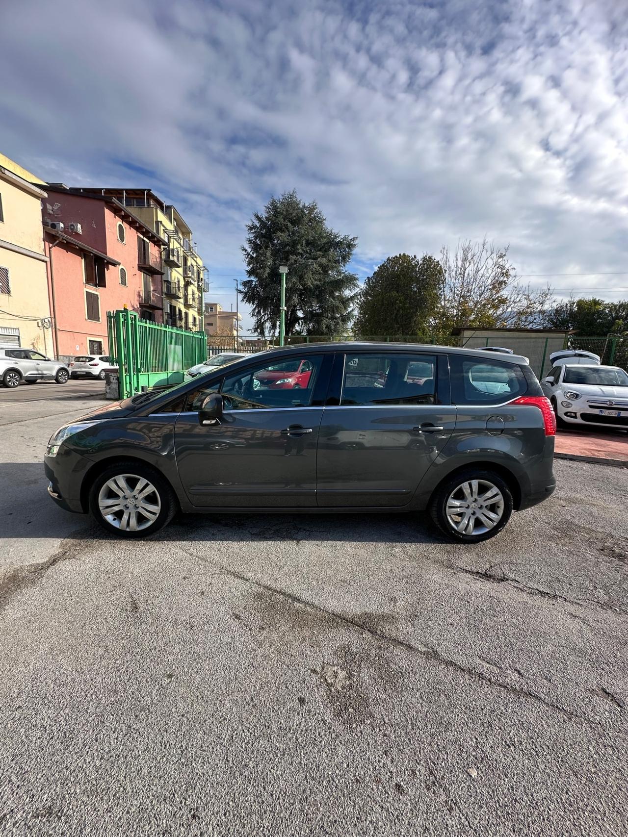 Peugeot 5008 2.0 HDi 150CV Féline