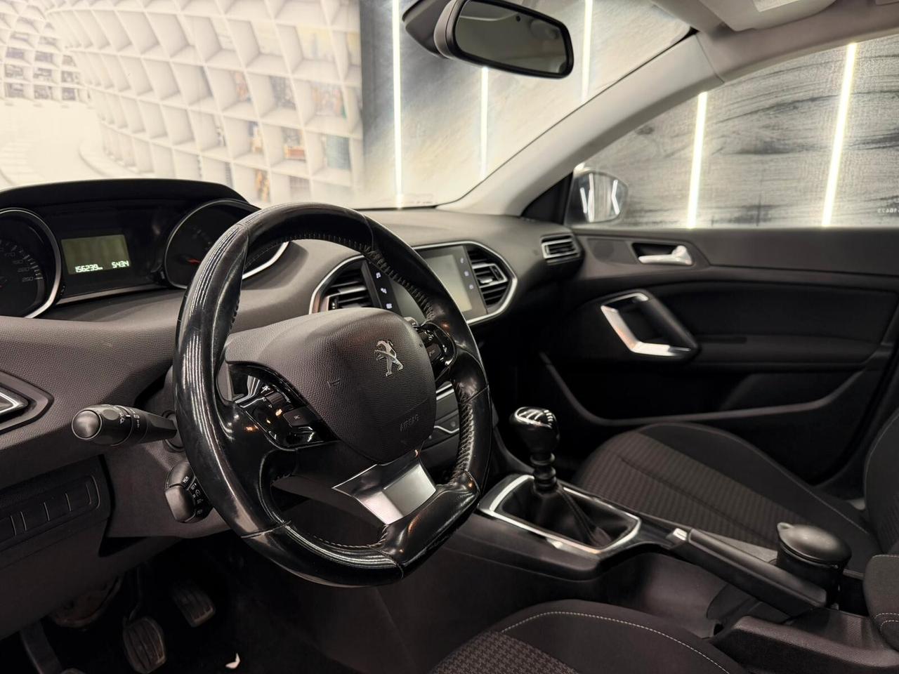 Peugeot 308 5P-1.5HDI-FULL OPTIONAL-KM CERTI-12 M GAR-PERMUTE