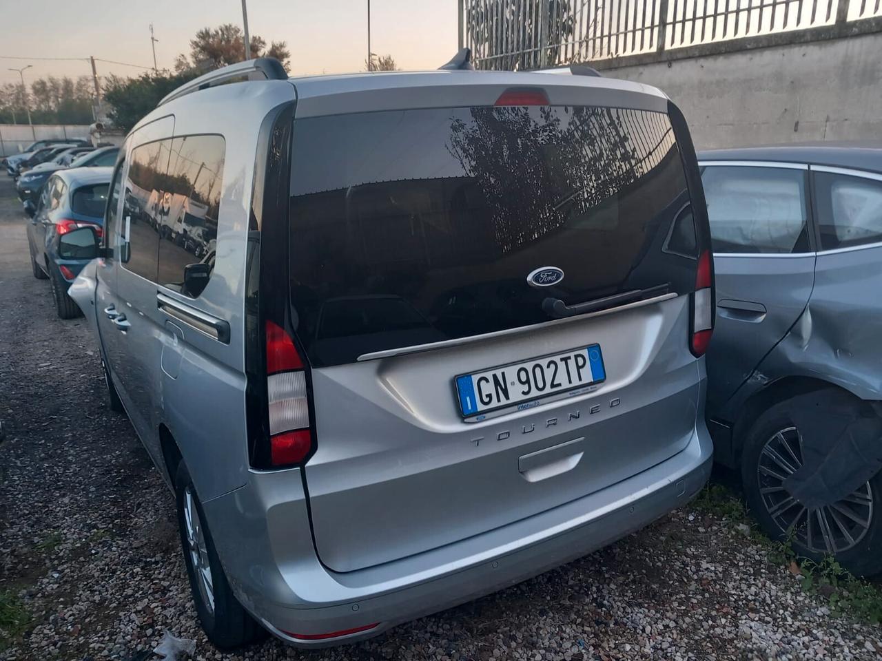 Ford Tourneo Connect 2.0 EcoBlue 122 CV Titanium sinistrata