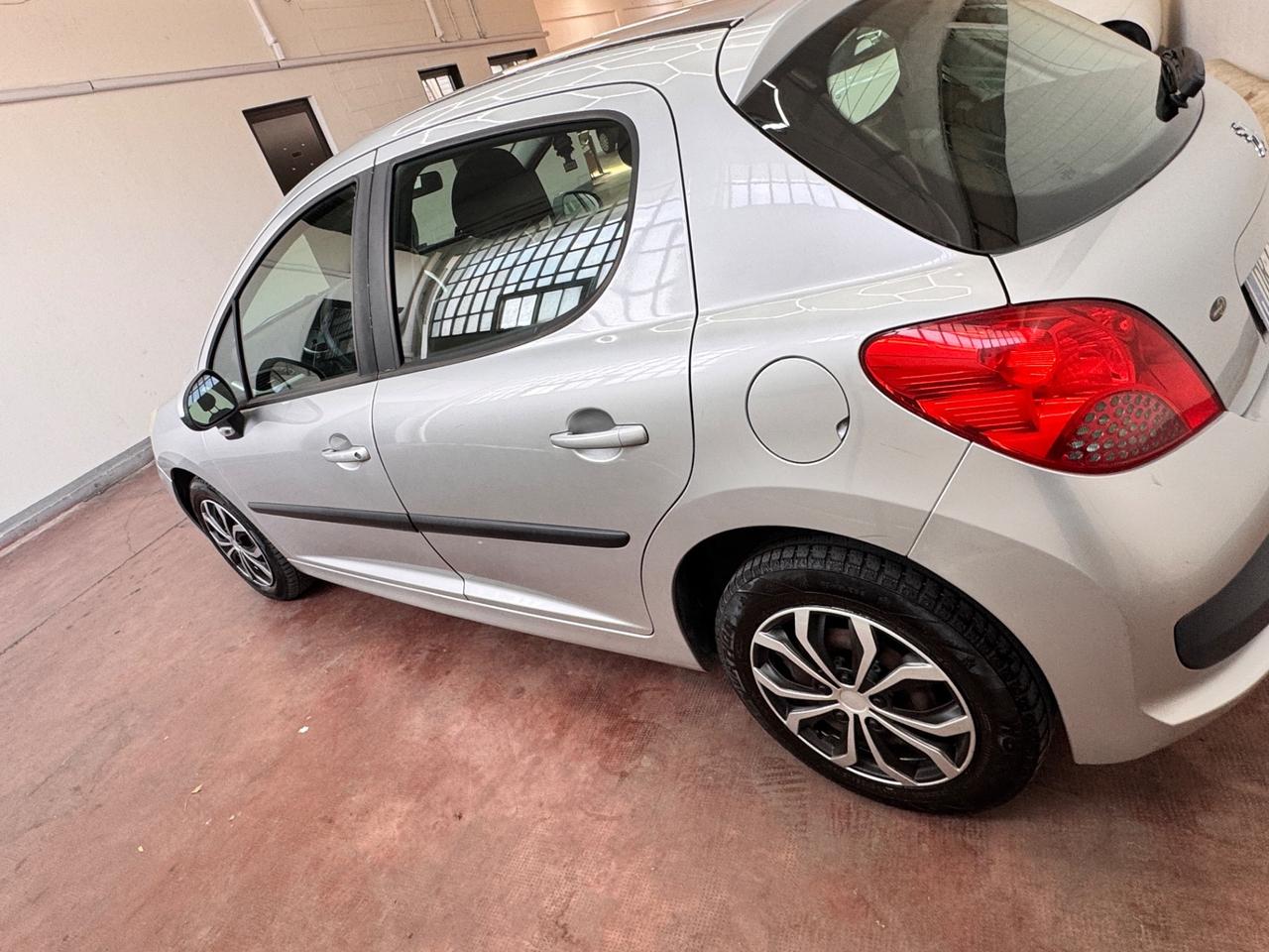 Peugeot 207 1.4 8V 75CV 5p. Neopatentati
