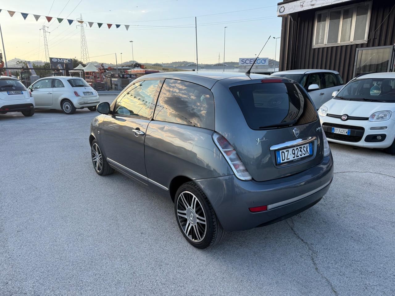 Lancia Ypsilon 1.3 MJT 75 CV Versus
