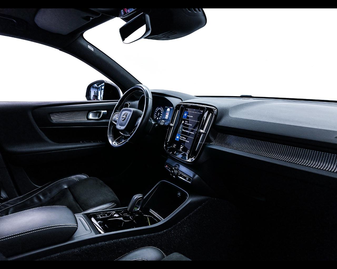 VOLVO XC40 (2017-->) - XC40 B5 AWD Geartronic R-design