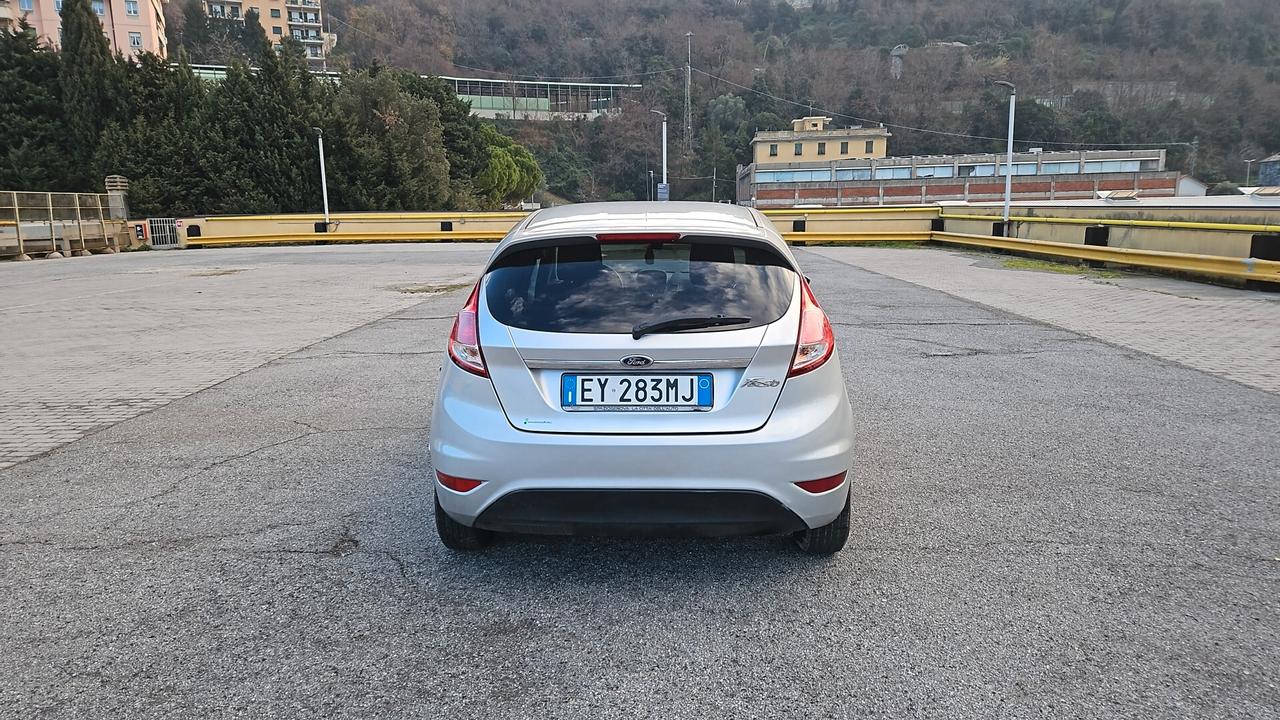 FORD FIESTA 1.5 TDCi VIGNALE – FINE 2018 – NEOPATENTATI – 110.000 KM Proponiamo in vendita Ford Fiesta 7ª serie Vignale, fine 2018, unico proprietario, tenuta in condizioni eccezionali. L’auto è stata curata come un bebè, mantenuta con estrema