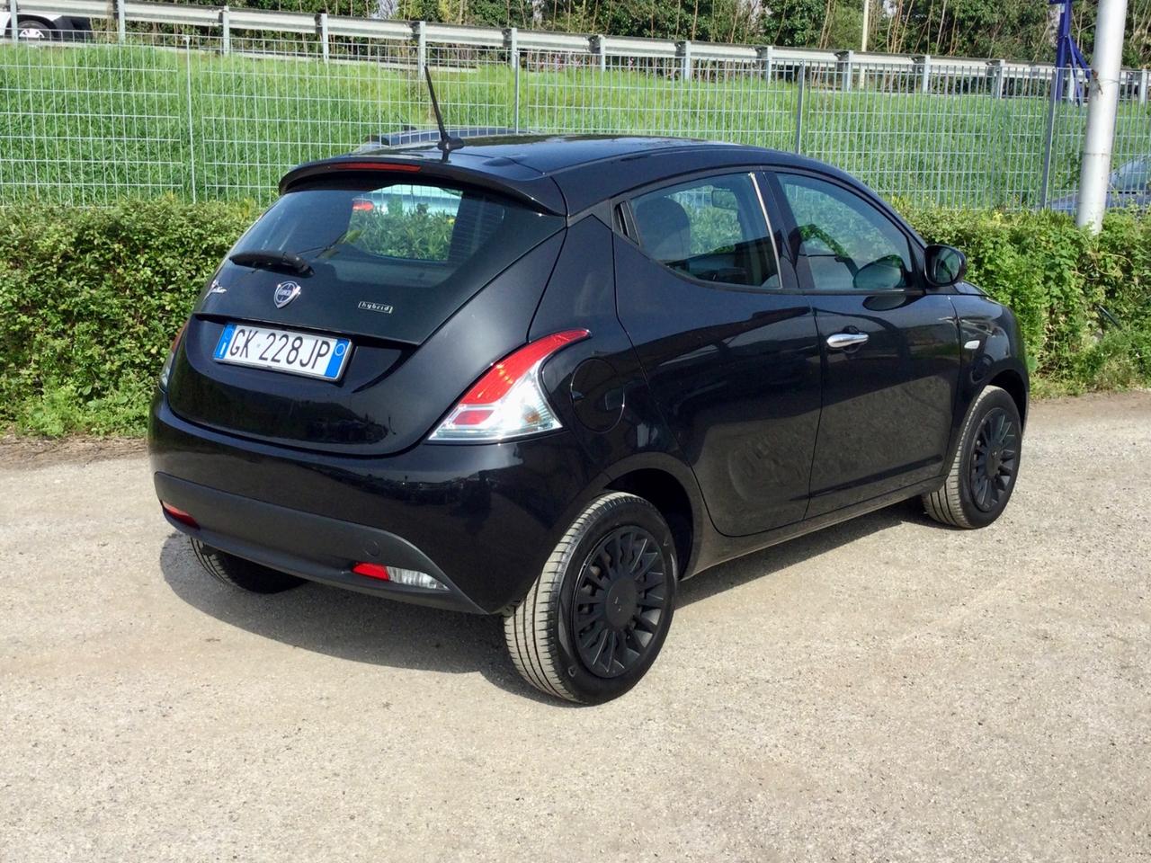 Lancia Ypsilon 1.0 70Cv FireFly 5 porte Hybrid Silver