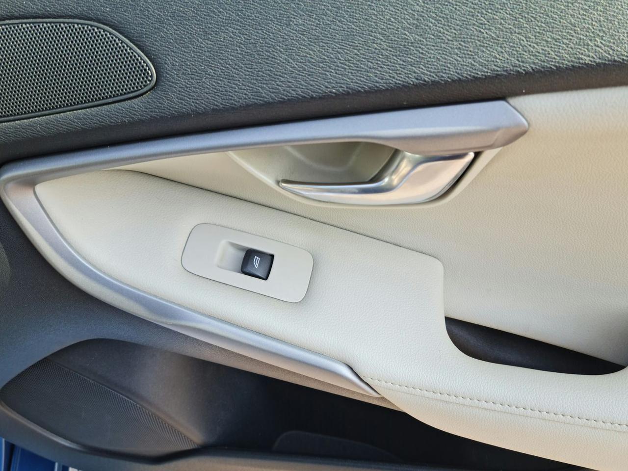 Volvo V40 KINETIC #6087