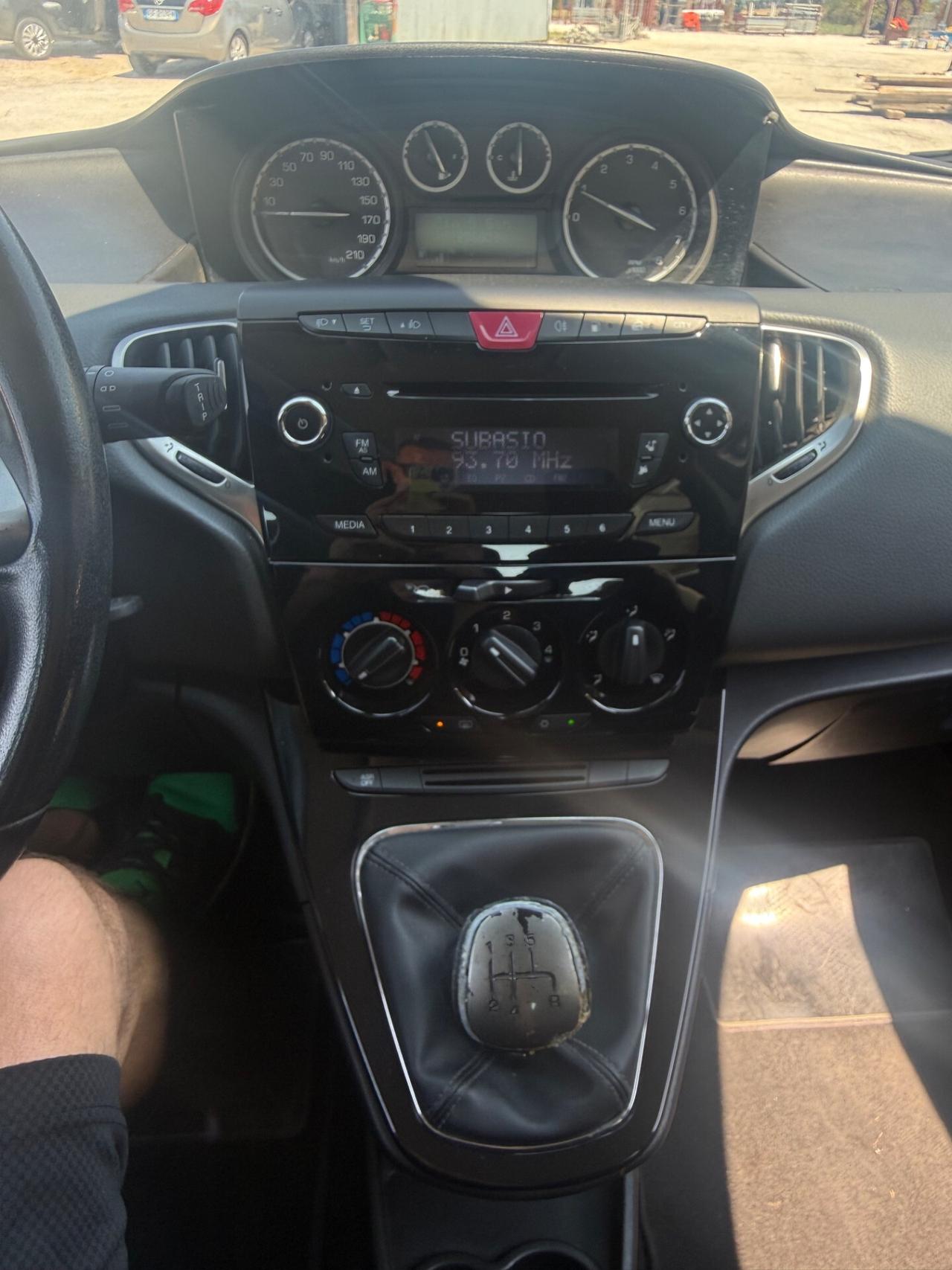 Lancia Ypsilon natural power benzina metano NEOPATENTATI