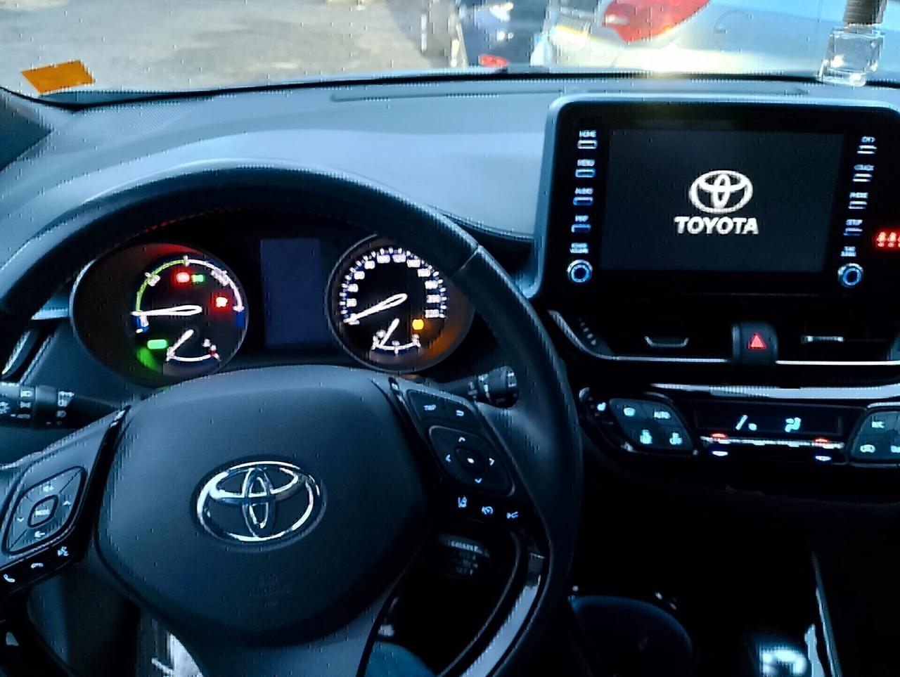 Toyota C-HR ibrida 2000 cc batterie piu grandi