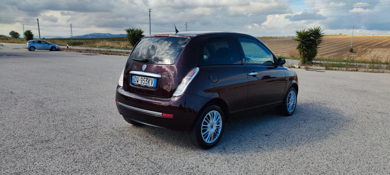 Lancia Ypsilon 1.3 MJT 75 CV Versus