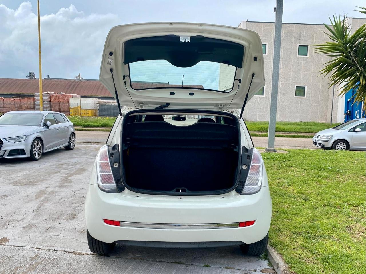 Lancia Ypsilon 1.3 MJT 75 cv. Unyca