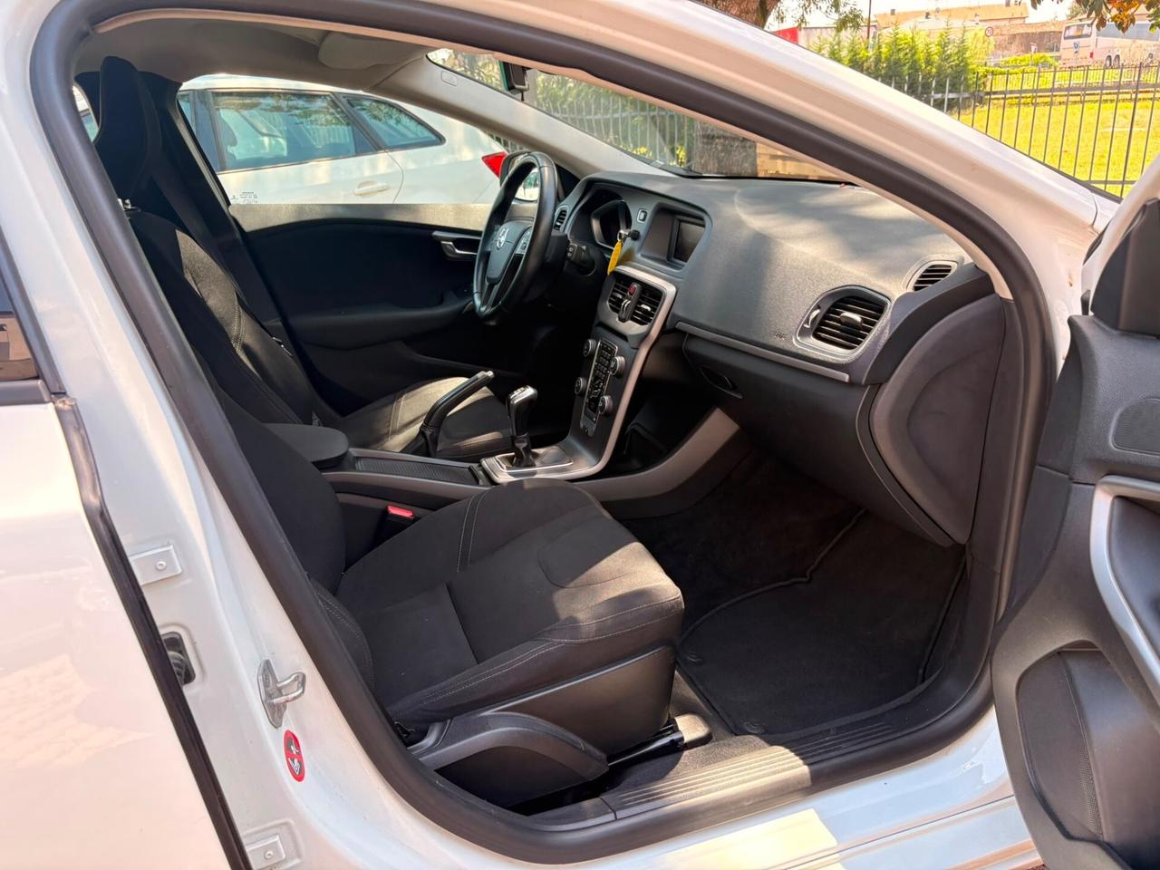 Volvo V40 D2 R-DESIGN MOMENTUM