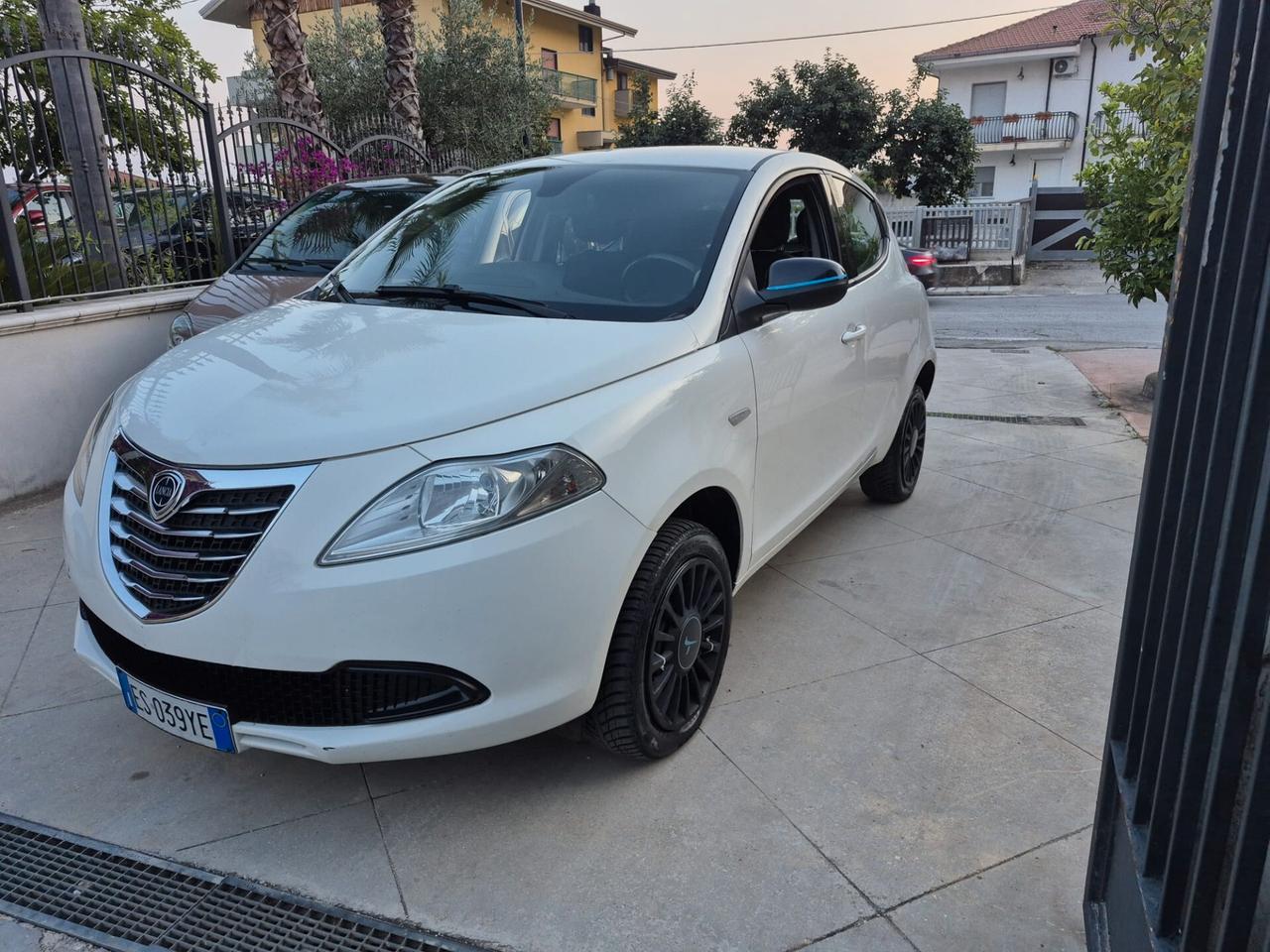 Lancia Ypsilon 0.9 TwinAir 85 CV 5 porte Metano Ecochic Elle