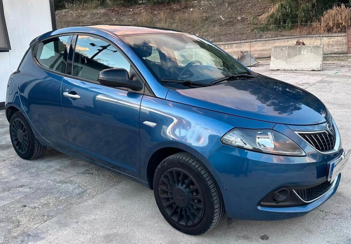 Lancia Ypsilon 1.0 FireFly 5 porte S&S Hybrid Ecochic Silver