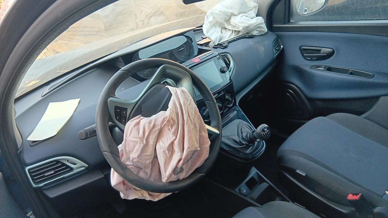 LANCIA YPSILON INCIDENTATA SINISTRATA MONDIALCARS 024