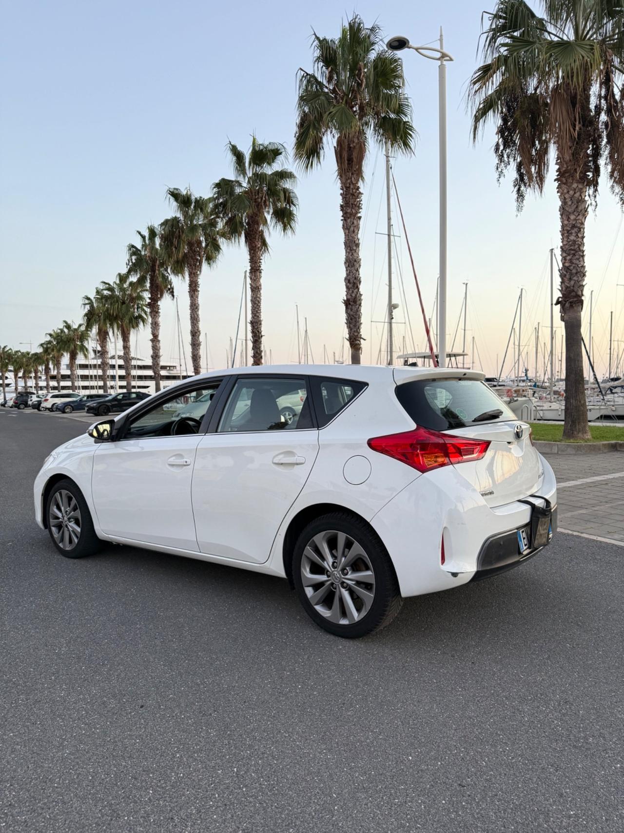 Toyota Auris Touring Sports 2.0 D-4D Lounge