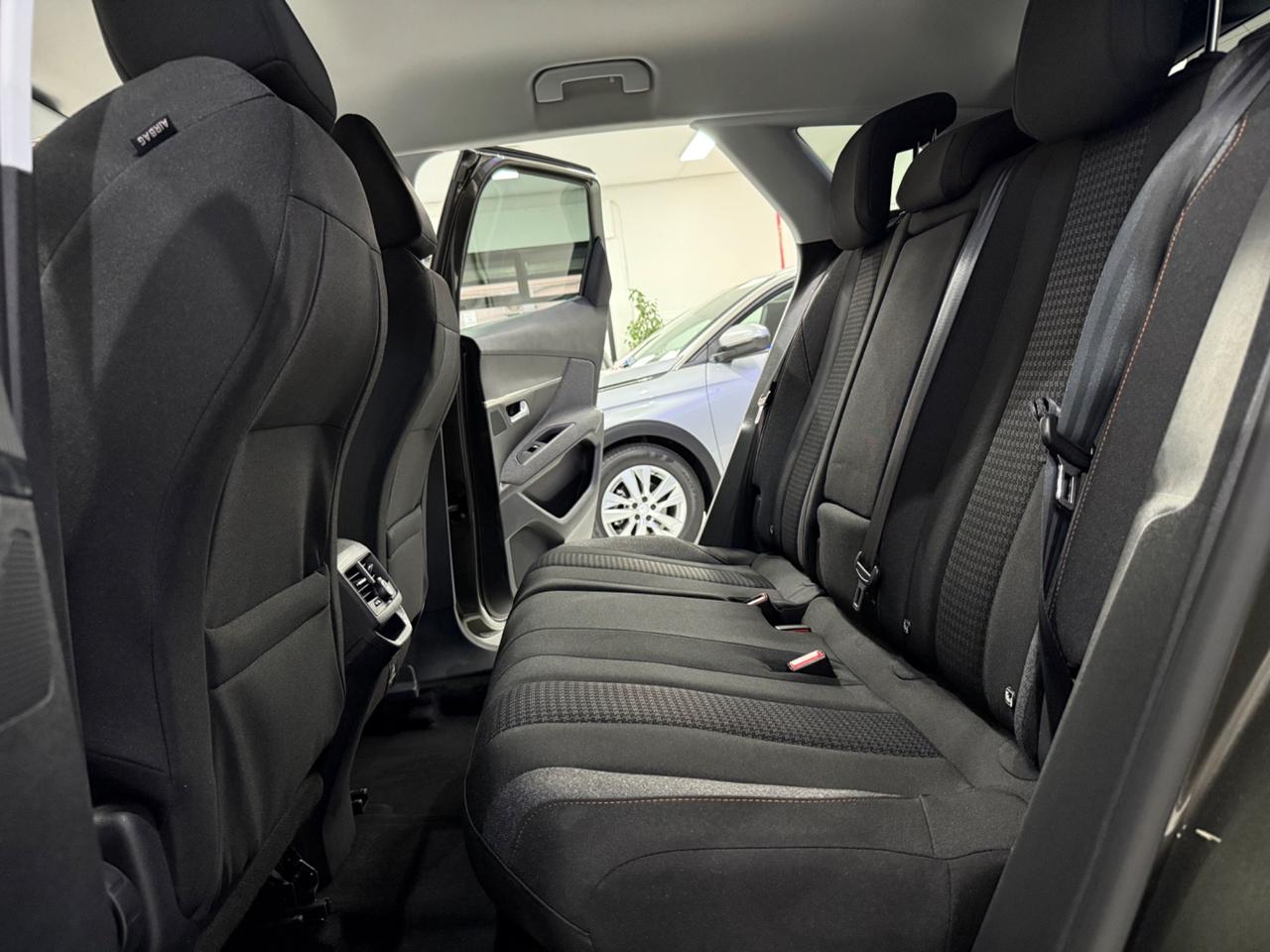 Peugeot 3008 BlueHDi 130 S&S EAT8 Business
