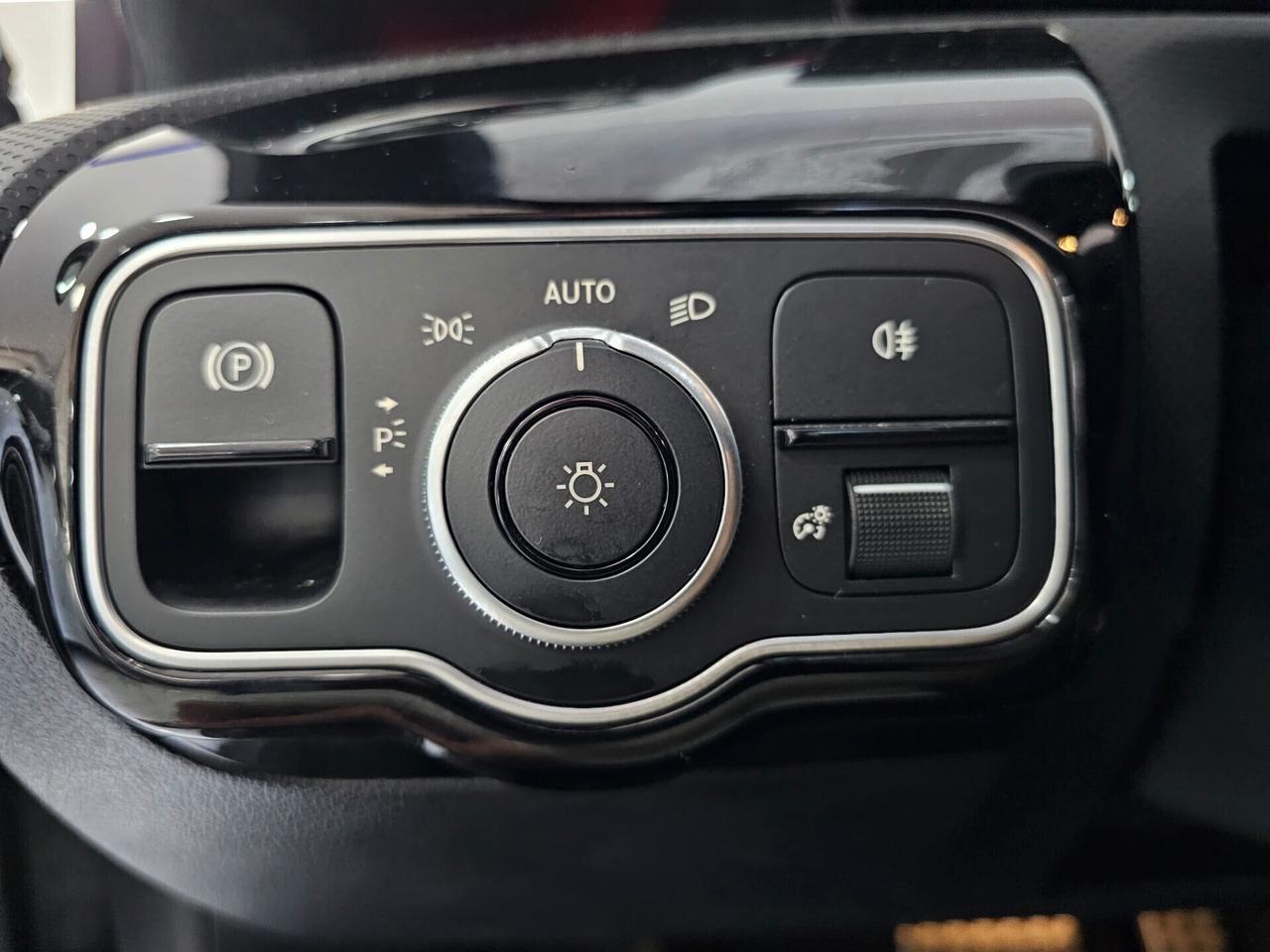 NUOVA MERCEDES-BENZ CLASSE A180d AMG LINE PREMIUM 2.0d 116CV CAMBIO AUTOMATIC