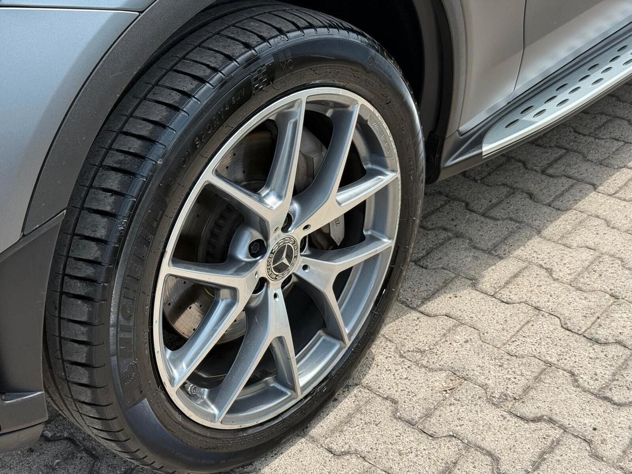 GLC 220 d 4Matic Premium Plus Opaco + Pedane