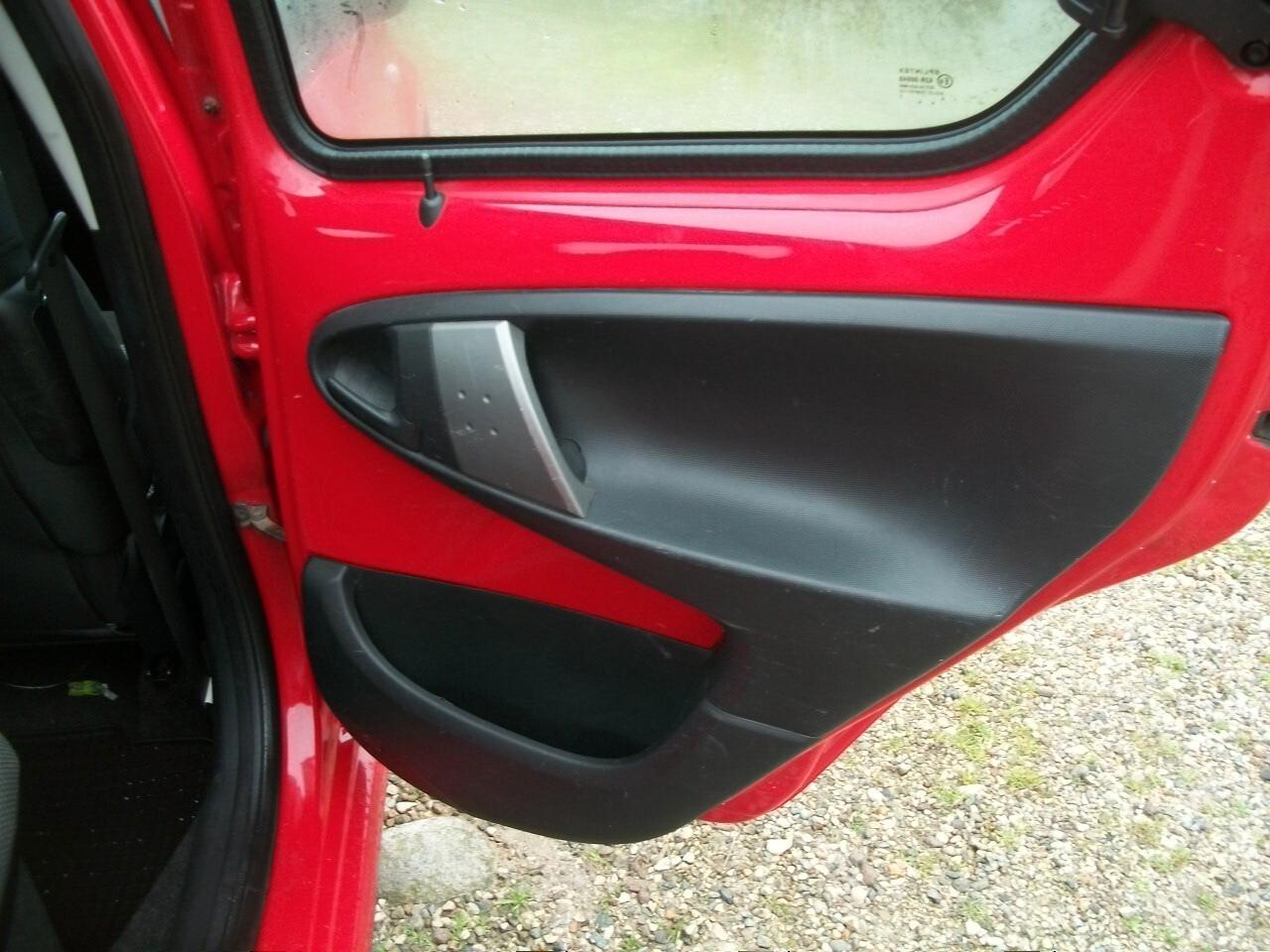 Toyota Aygo 1.0 12V VVT-i 5 porte Lounge CC 998 BENZINA IMMAT 30/06/2012 05 PORTE SI NUOVI PATENTATTI GARANZIA UN ANNO