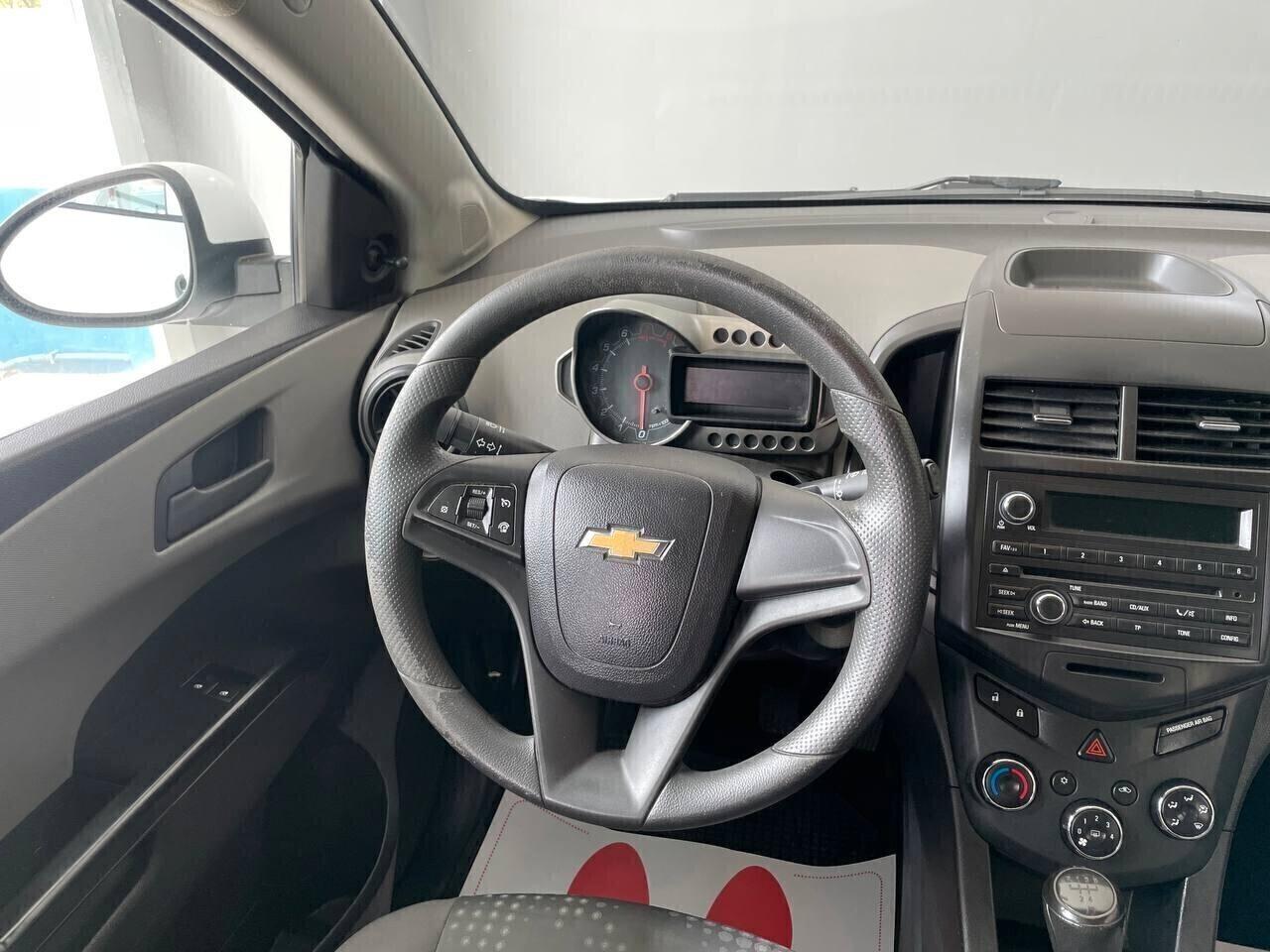 Chevrolet Aveo 1.2 - Clima & Cruise Control