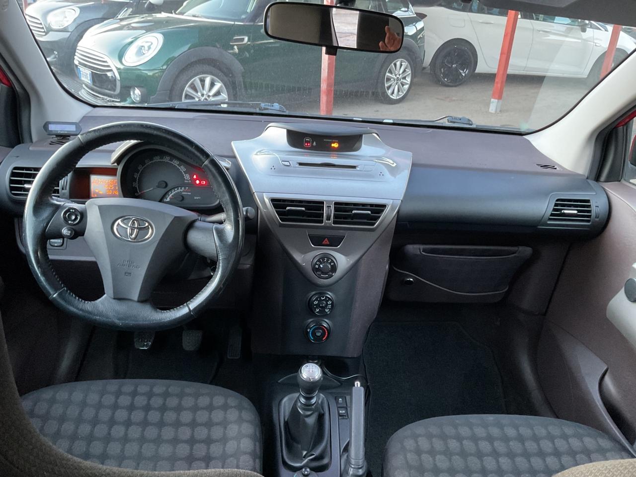 Toyota iQ 1.0 -neopatentati-rate-garanzia-permute