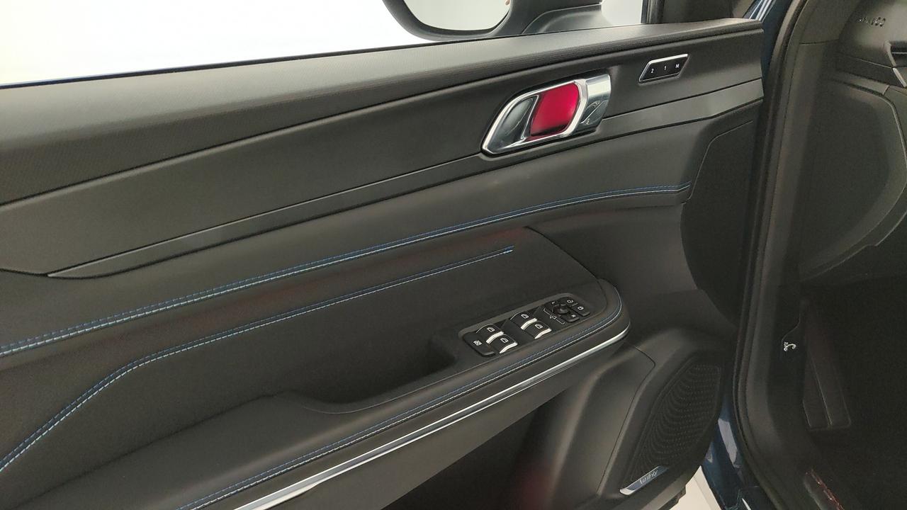 LYNK & CO 01 1.5 td phev auto