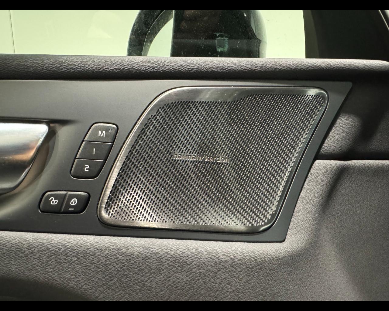 VOLVO XC60 B4 AUTO PLUS DARK