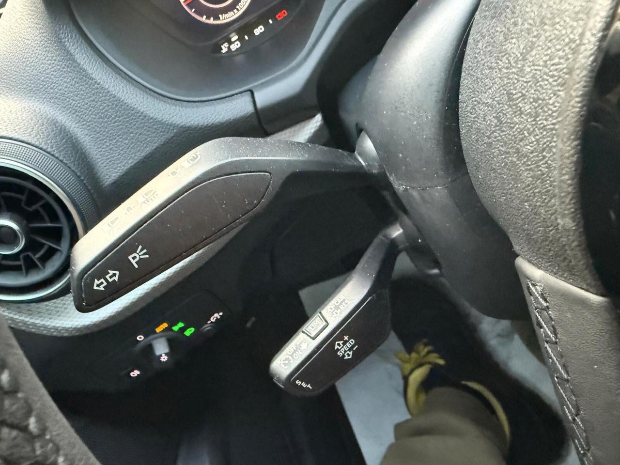 Audi Q2 30 TDI S tronic cockpit navigatore