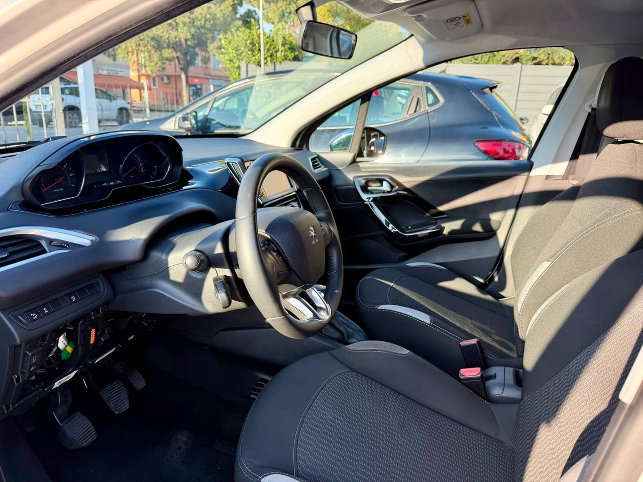 Peugeot 208 1.2 benzina Neopatentati