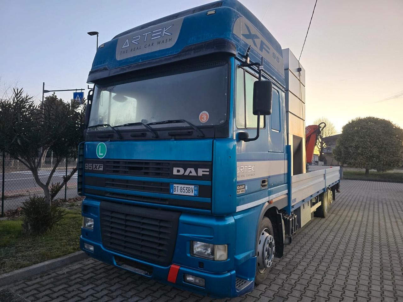 DAF XF 480 RIBASSATO 3 ASSI CON GRU POSTERIORE