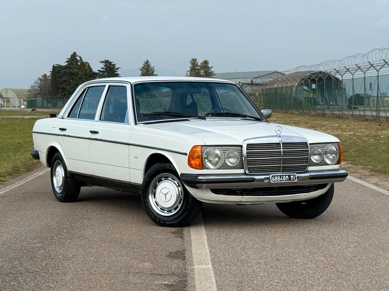 Mercedes 200 W123 "STUPENDA - ASI - TARGHE ORIGINALI"