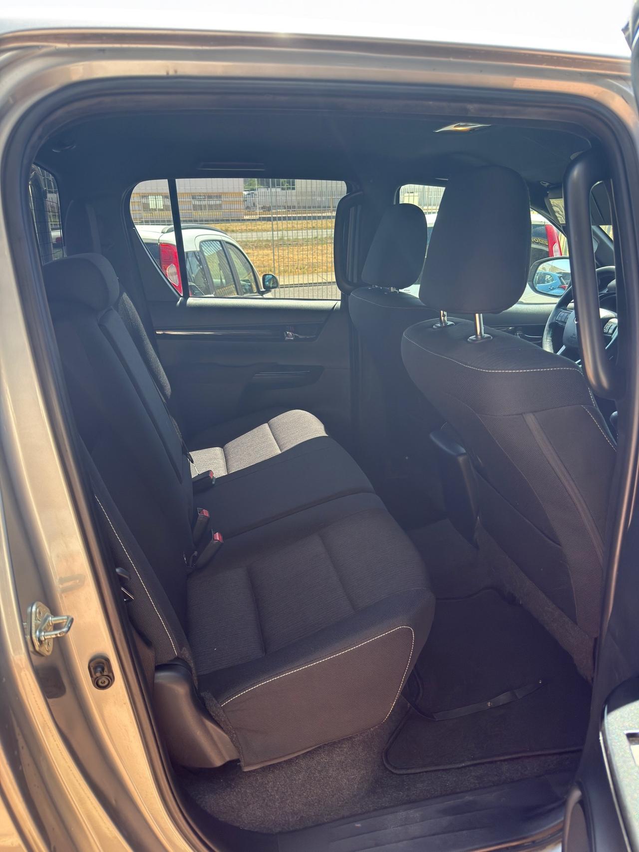 Toyota Hilux 2.4 D-4D 4WD Lounge my20" IVA ESPOSTA