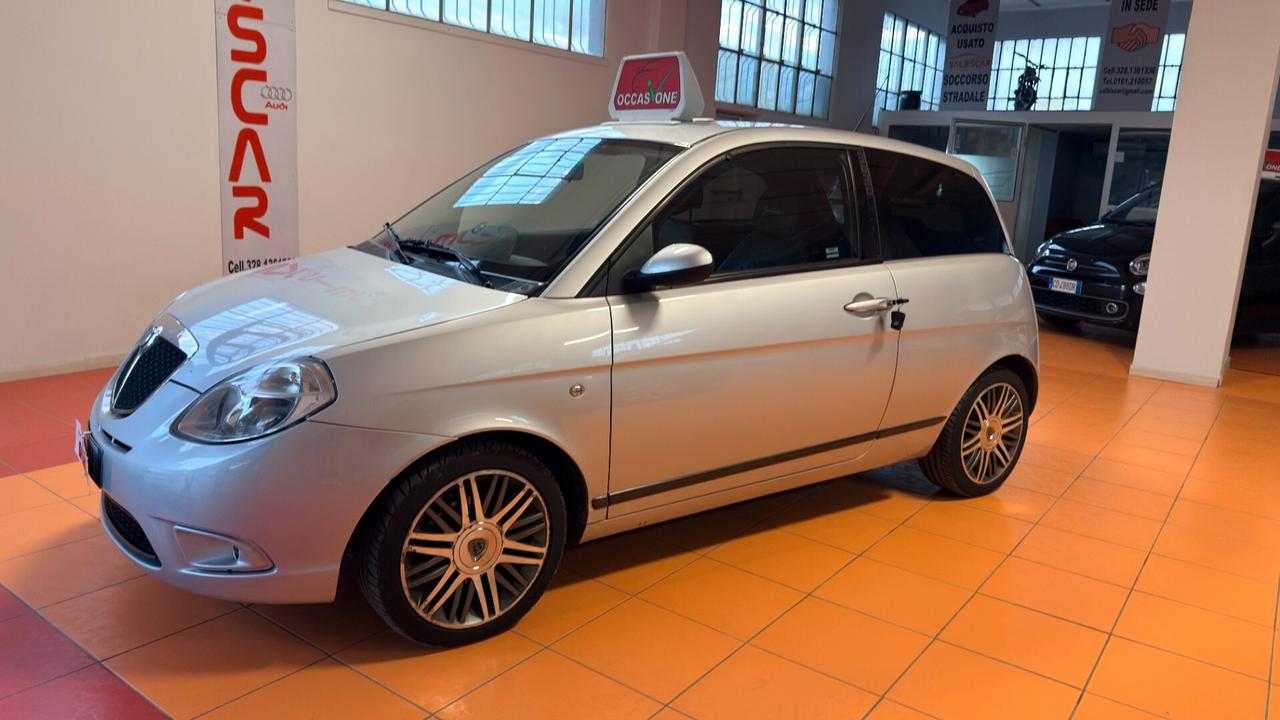 Lancia Ypsilon 1.4 16V Sport MomoDesign
